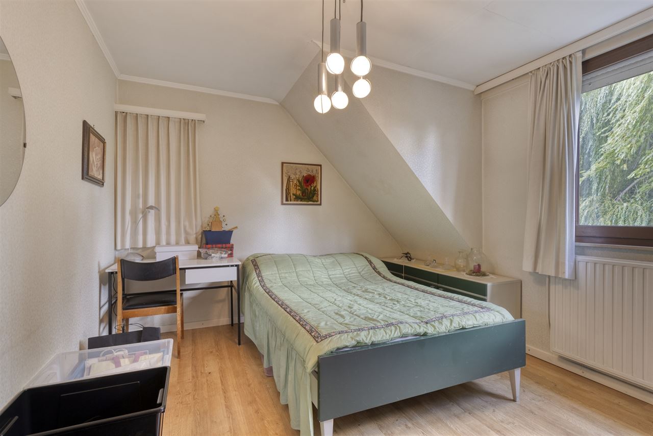Te renoveren woning met 4 slaapkamers, 2 garages en tuin.