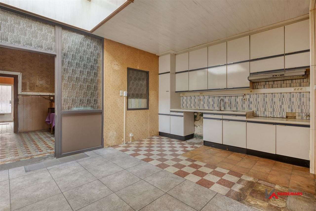 Op te frissen woning met 4 slaapkamers, tuin en garage.