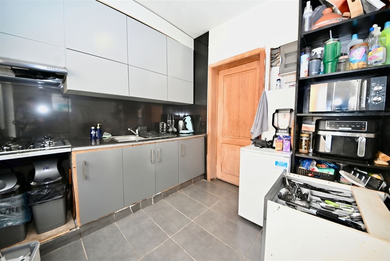 Op te frissen woning met 4 slaapkamers.