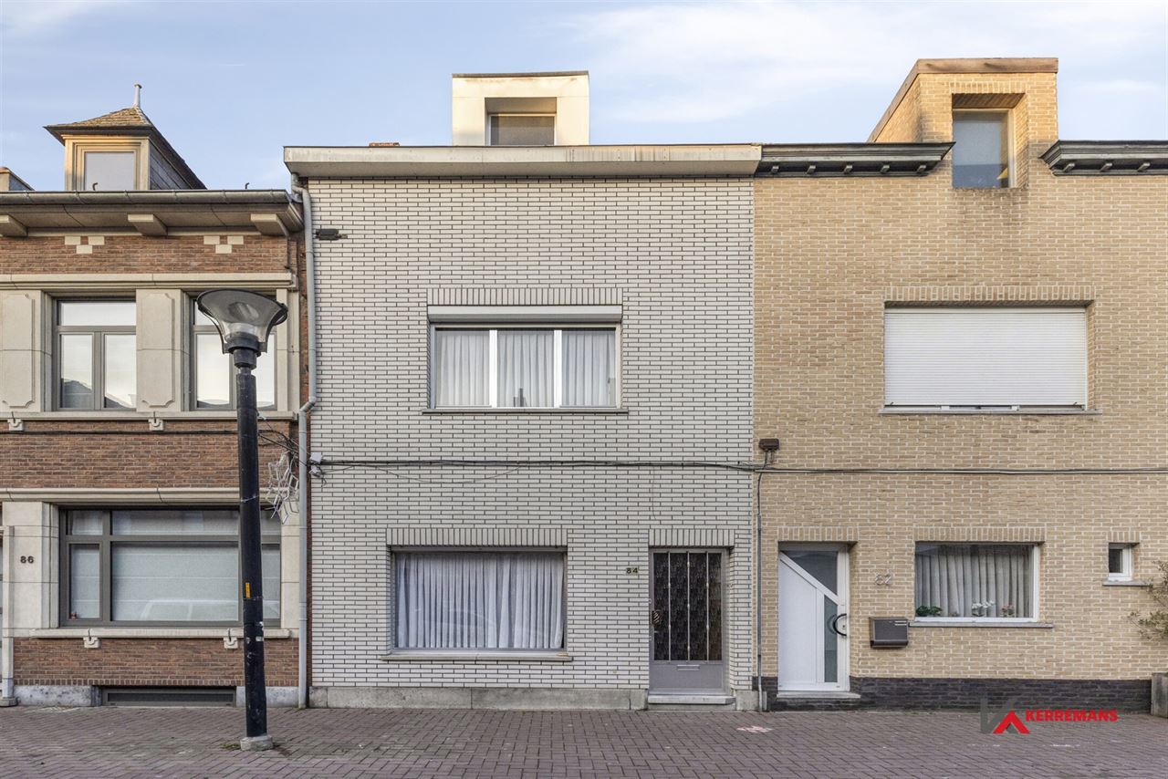 Op te frissen woning met 4 slaapkamers, tuin en garage.