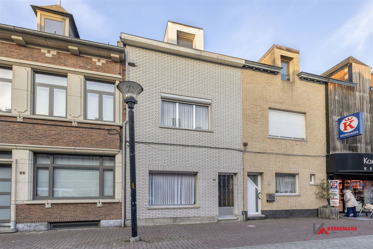 Op te frissen woning met 4 slaapkamers, tuin en garage.