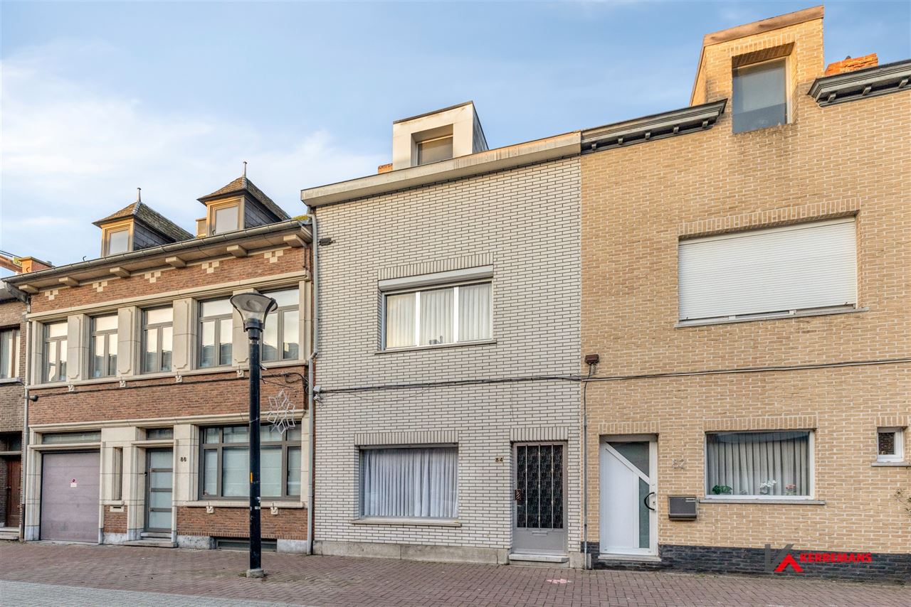 Op te frissen woning met 4 slaapkamers, tuin en garage.