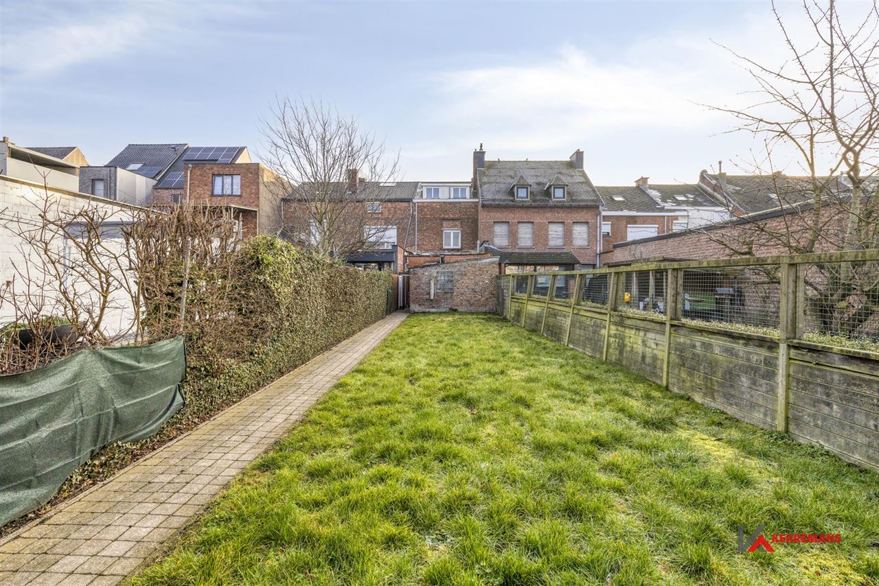Op te frissen woning met 4 slaapkamers, tuin en garage.
