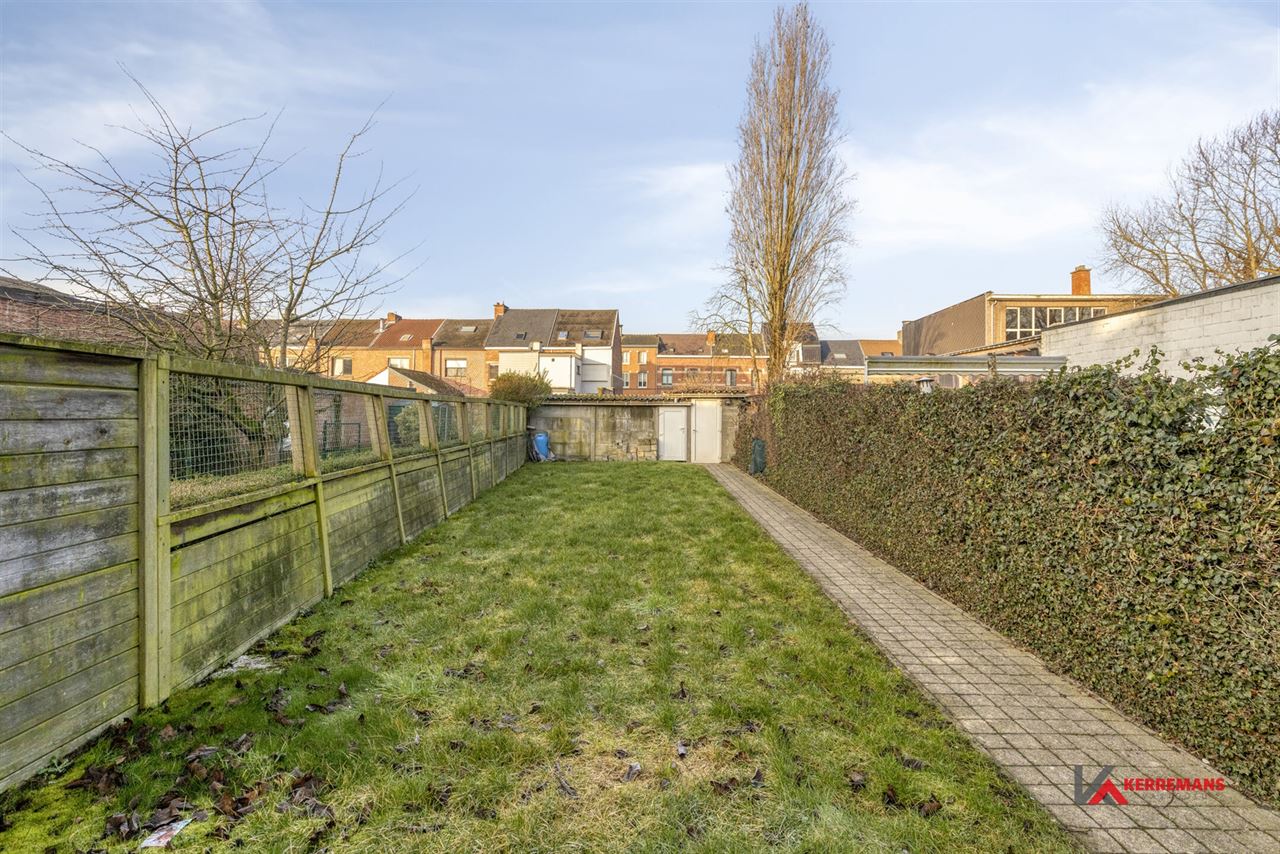 Op te frissen woning met 4 slaapkamers, tuin en garage.