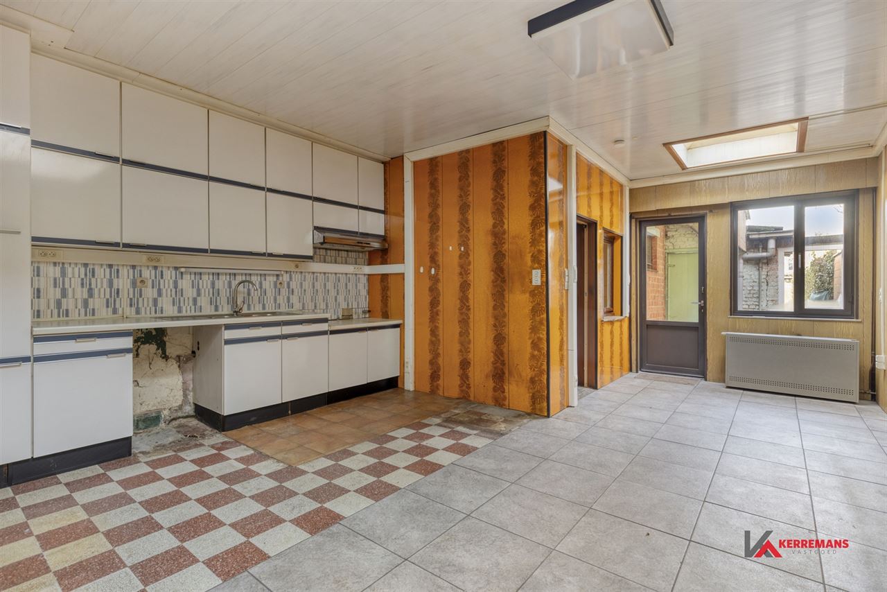 Op te frissen woning met 4 slaapkamers, tuin en garage.