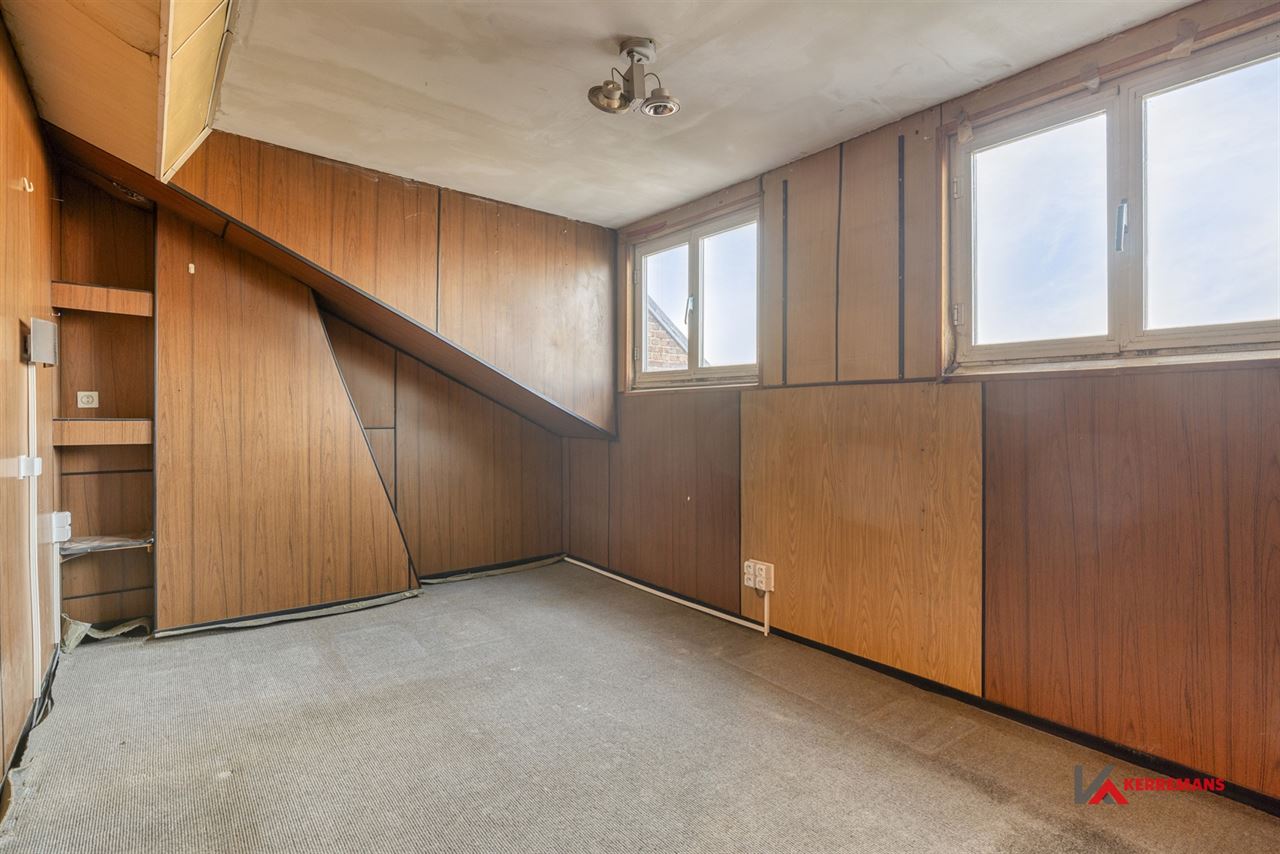 Op te frissen woning met 4 slaapkamers, tuin en garage.