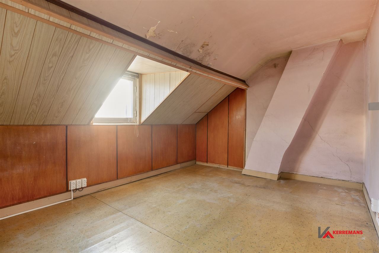 Op te frissen woning met 4 slaapkamers, tuin en garage.