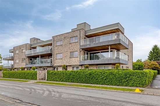 Appartement met 3 slaapkamers en 2 garages.