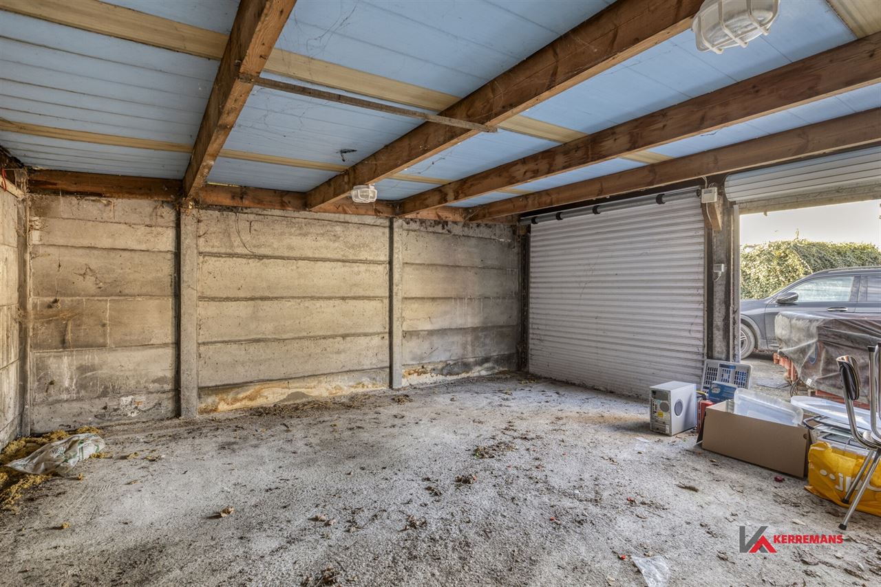 Op te frissen woning met 4 slaapkamers, tuin en garage.
