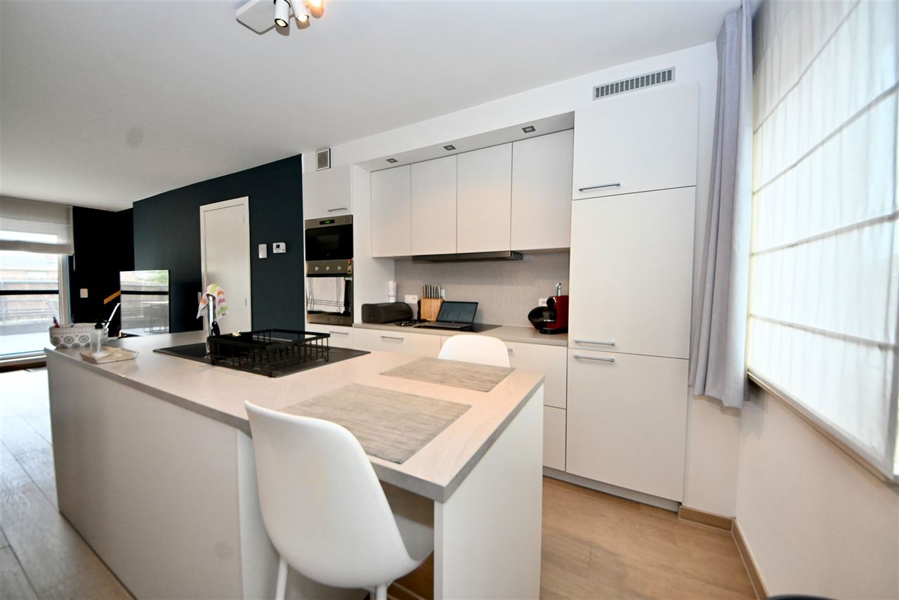 Duplex appartement met 2 slaapkamers, garage en terras.