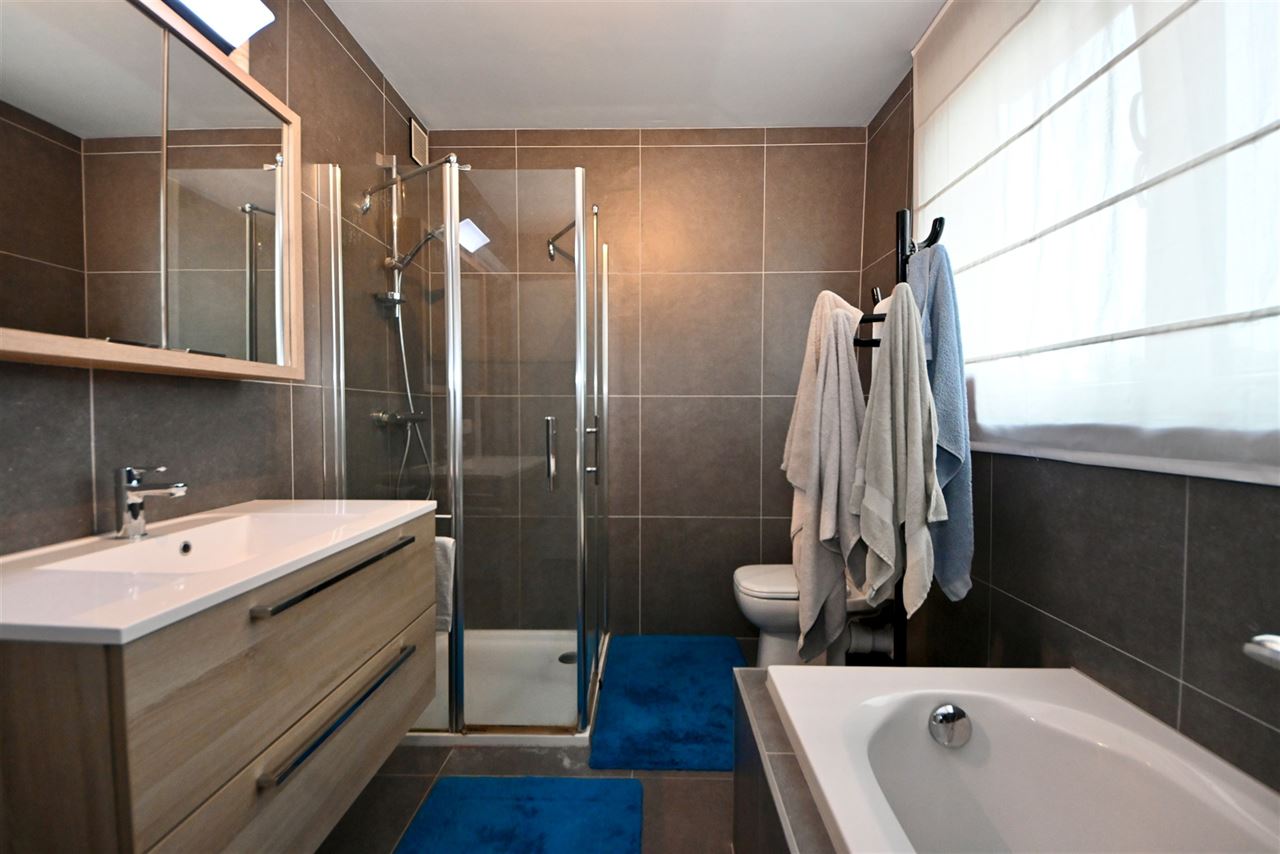 Duplex appartement met 2 slaapkamers, garage en terras.