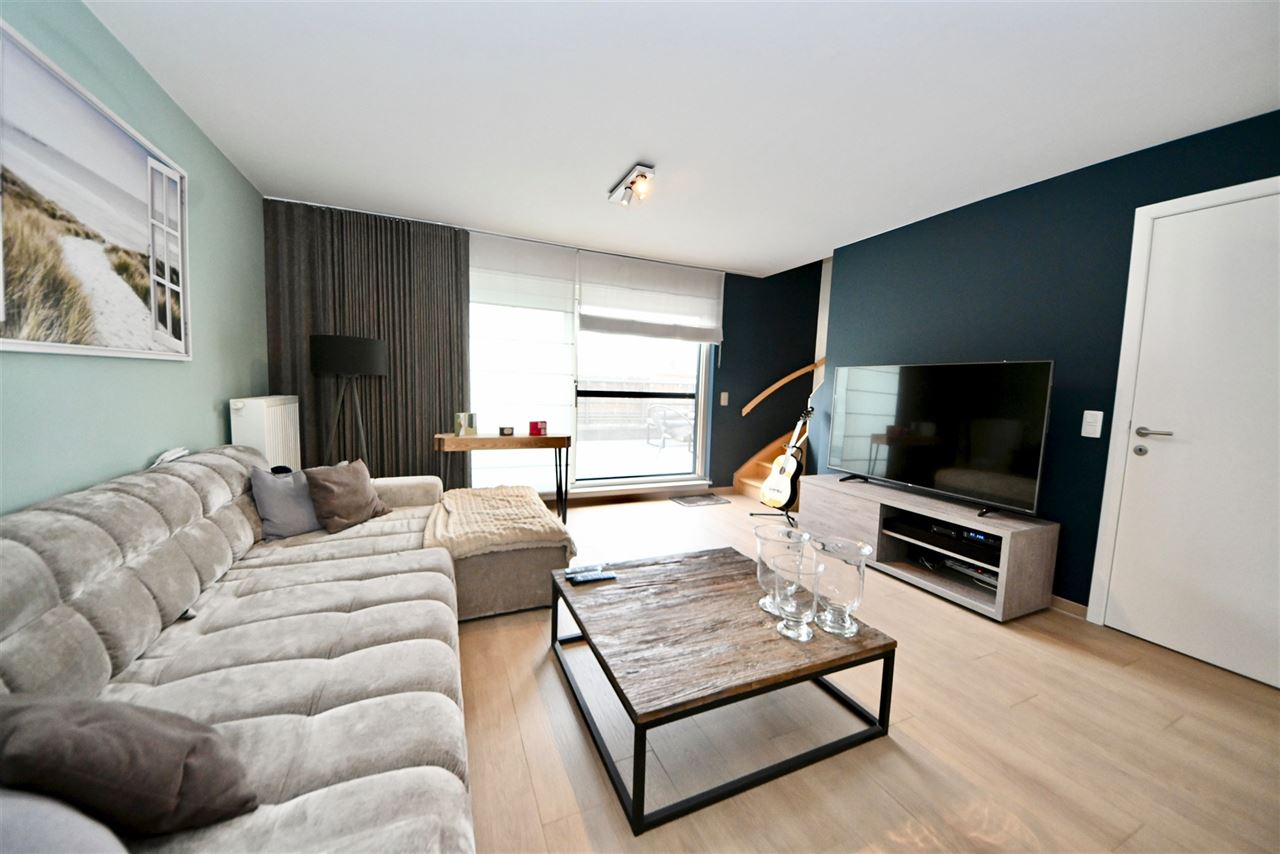 Duplex appartement met 2 slaapkamers, garage en terras.