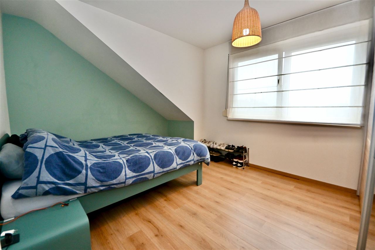 Duplex appartement met 2 slaapkamers, garage en terras.