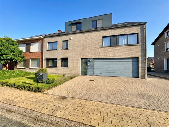 Duplex appartement met 2 slaapkamers, garage en terras.