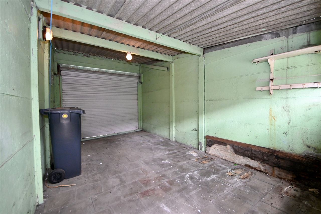 Te renoveren woning met 3 slaapkamers, tuin en garage.