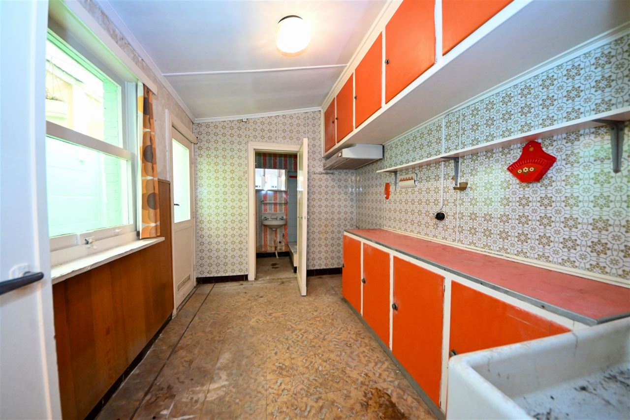 Te renoveren woning met 3 slaapkamers, tuin en garage.