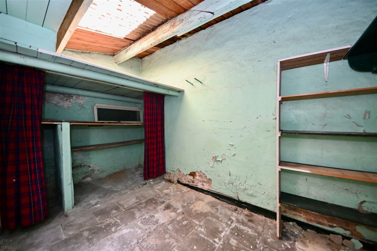Te renoveren woning met 3 slaapkamers, tuin en garage.