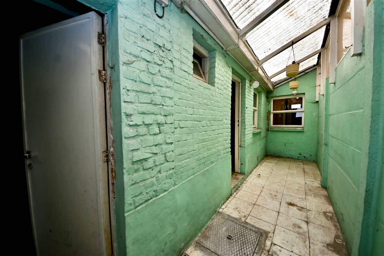Te renoveren woning met 3 slaapkamers, tuin en garage.
