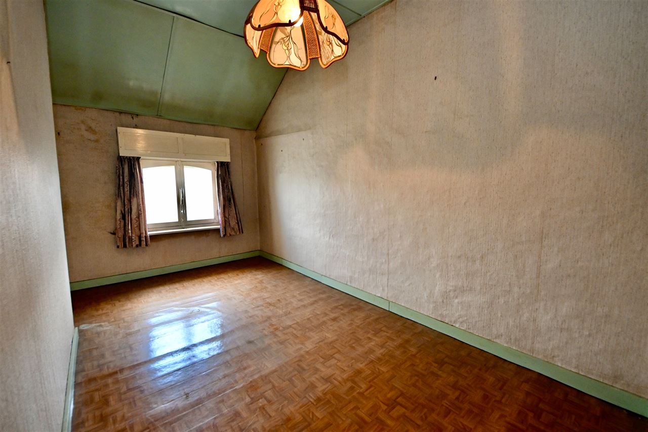 Te renoveren woning met 3 slaapkamers, tuin en garage.