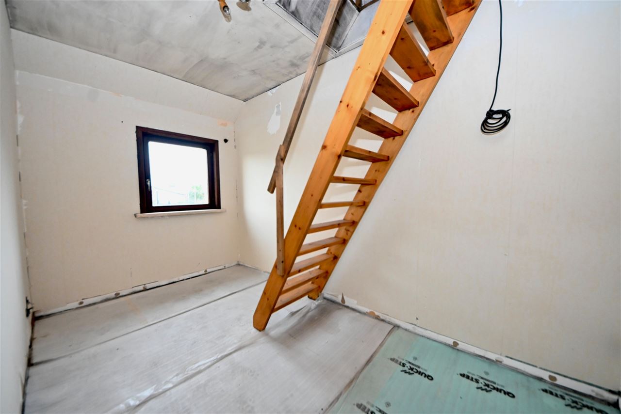 Rijwoning met 2 slaapkamers en tuin met achteruitweg.