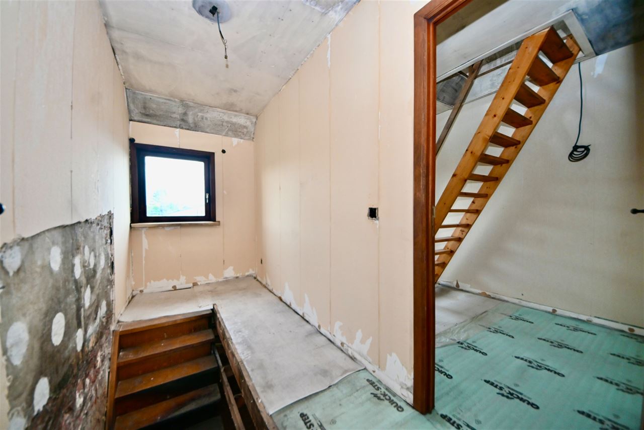 Rijwoning met 2 slaapkamers en tuin met achteruitweg.