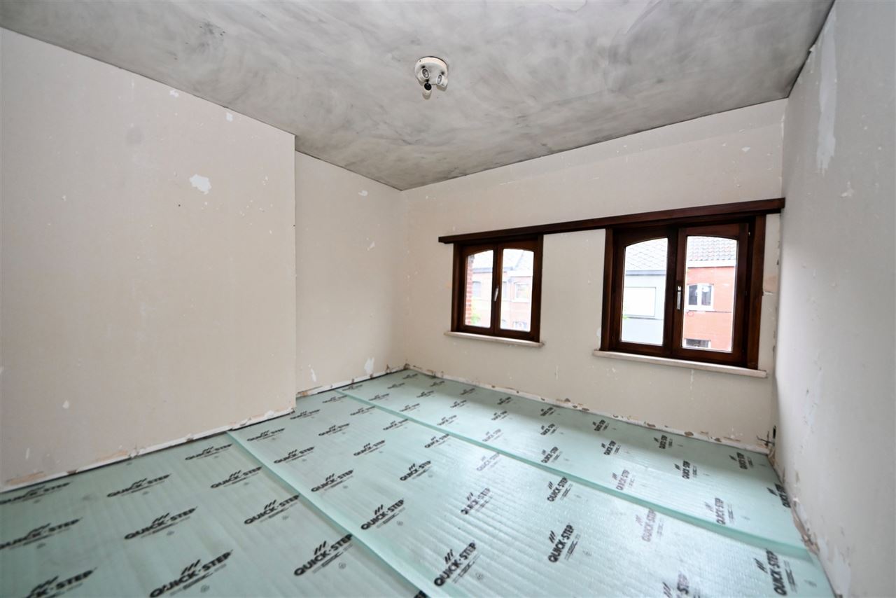 Rijwoning met 2 slaapkamers en tuin met achteruitweg.