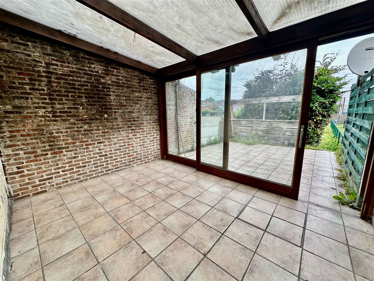 Rijwoning met 2 slaapkamers en tuin met achteruitweg.