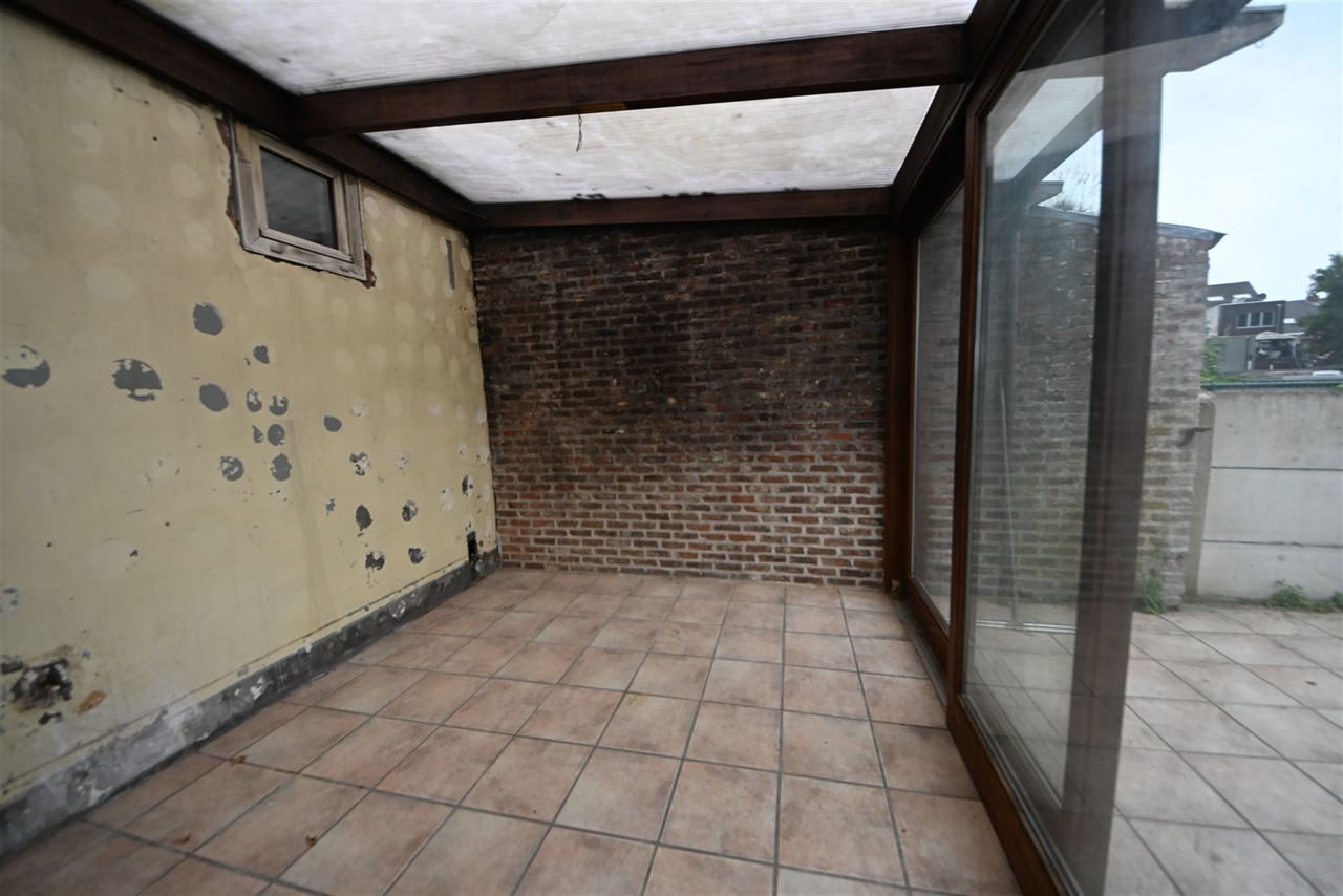 Rijwoning met 2 slaapkamers en tuin met achteruitweg.