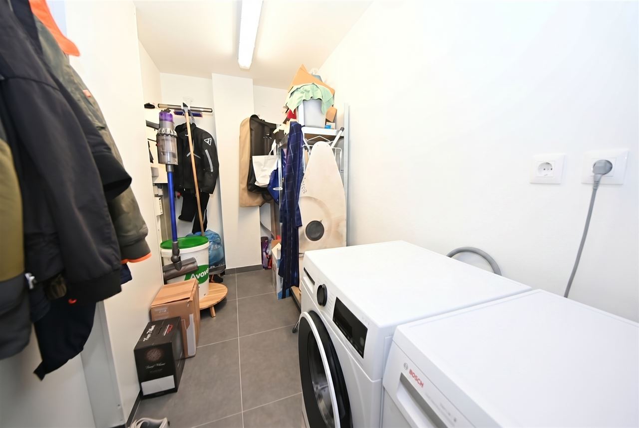 Duplex appartement met 2 slaapkamers, garage en terras.