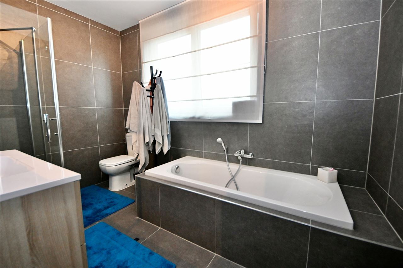 Duplex appartement met 2 slaapkamers, garage en terras.