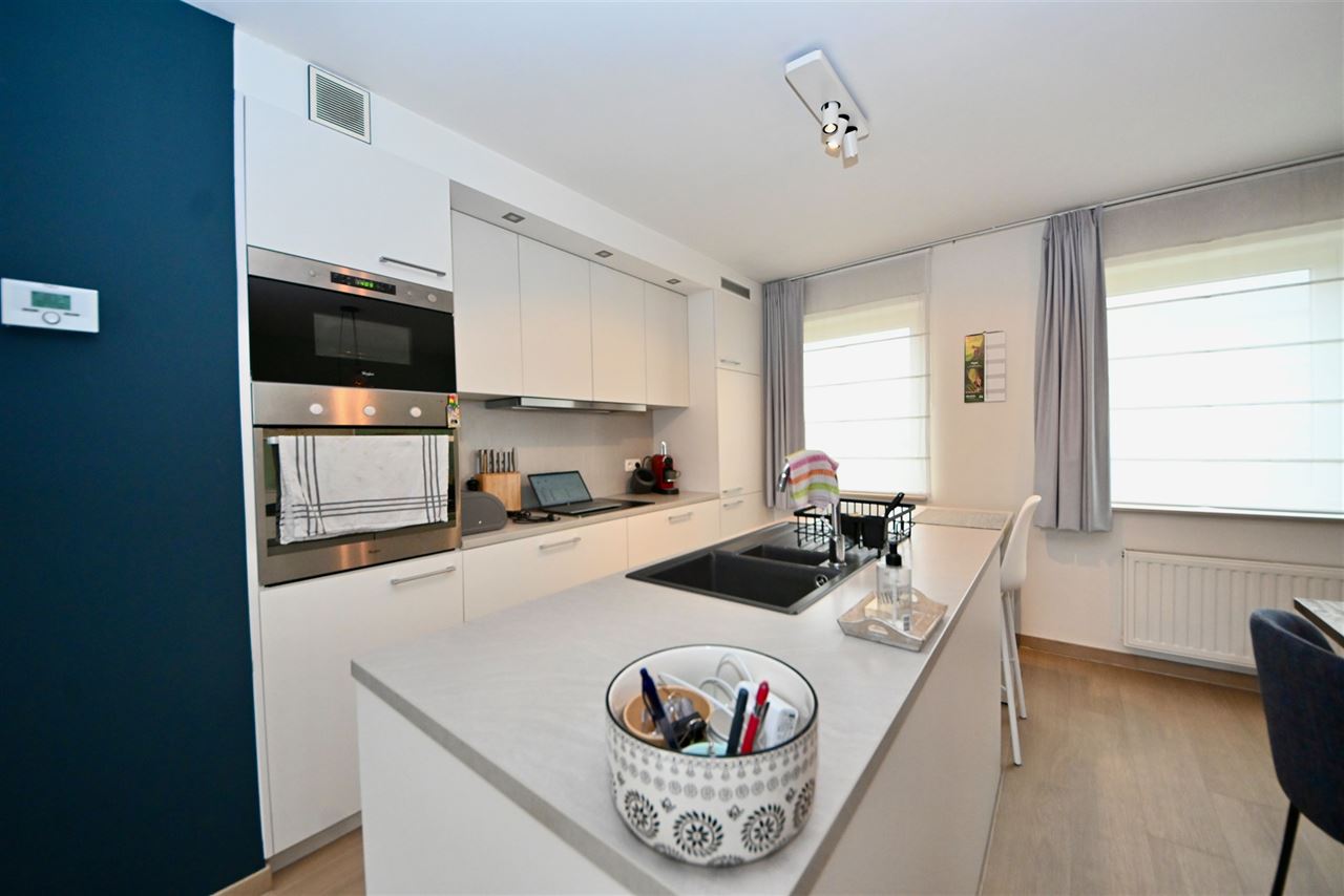 Duplex appartement met 2 slaapkamers, garage en terras.