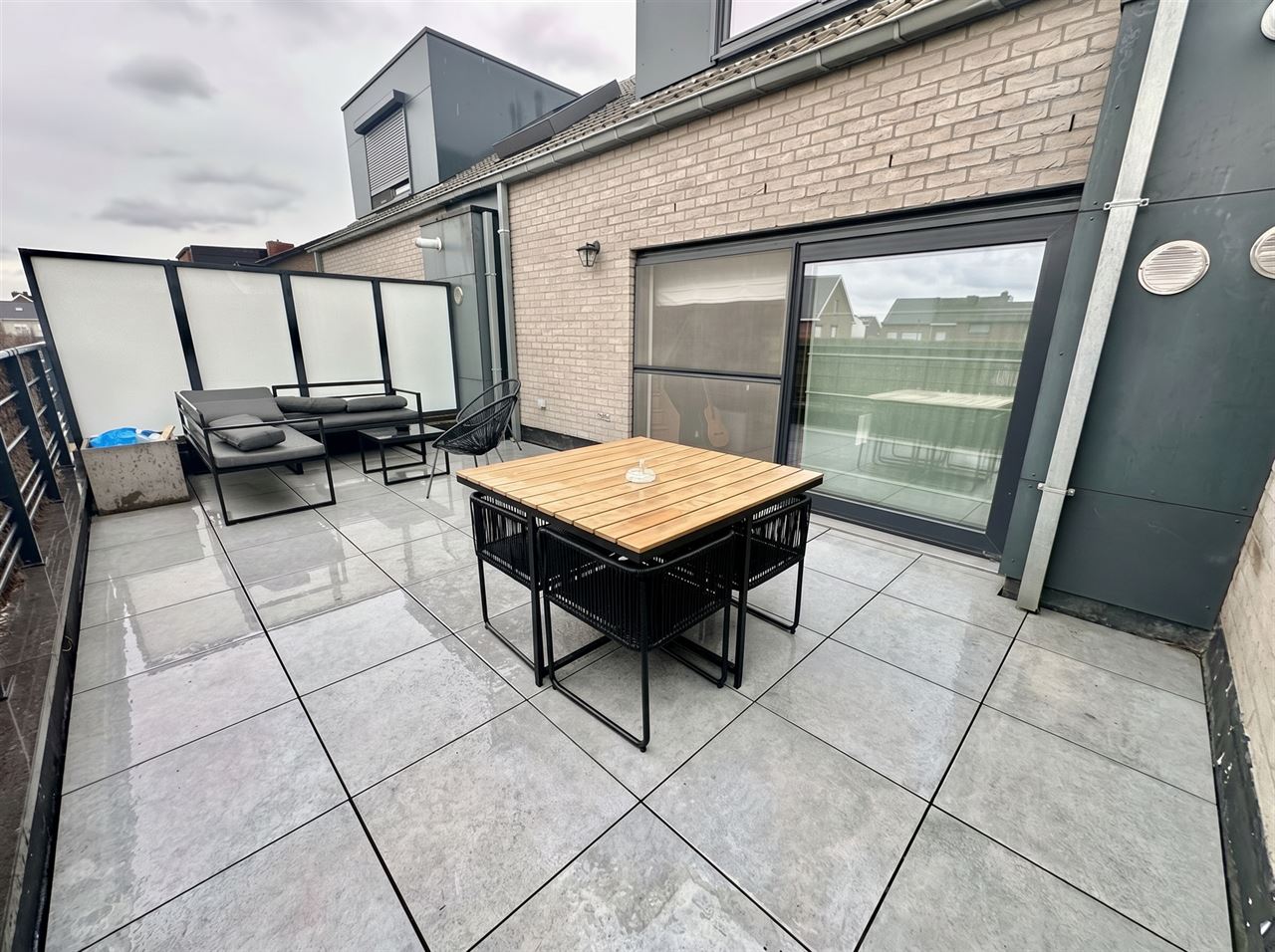 Duplex appartement met 2 slaapkamers, garage en terras.
