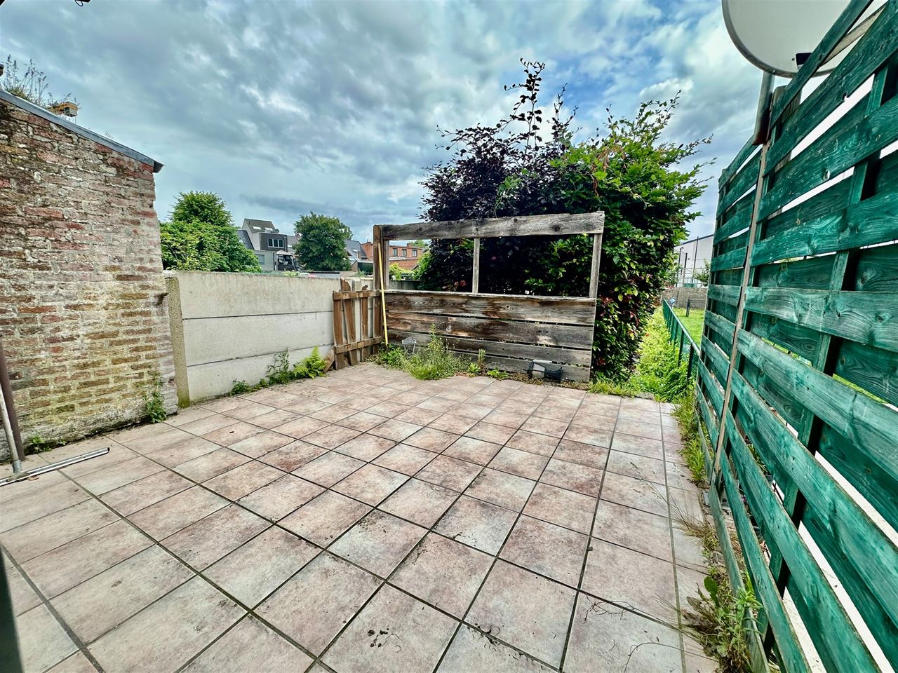 Rijwoning met 2 slaapkamers en tuin met achteruitweg.