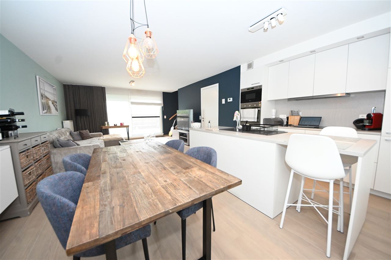 Duplex appartement met 2 slaapkamers, garage en terras.