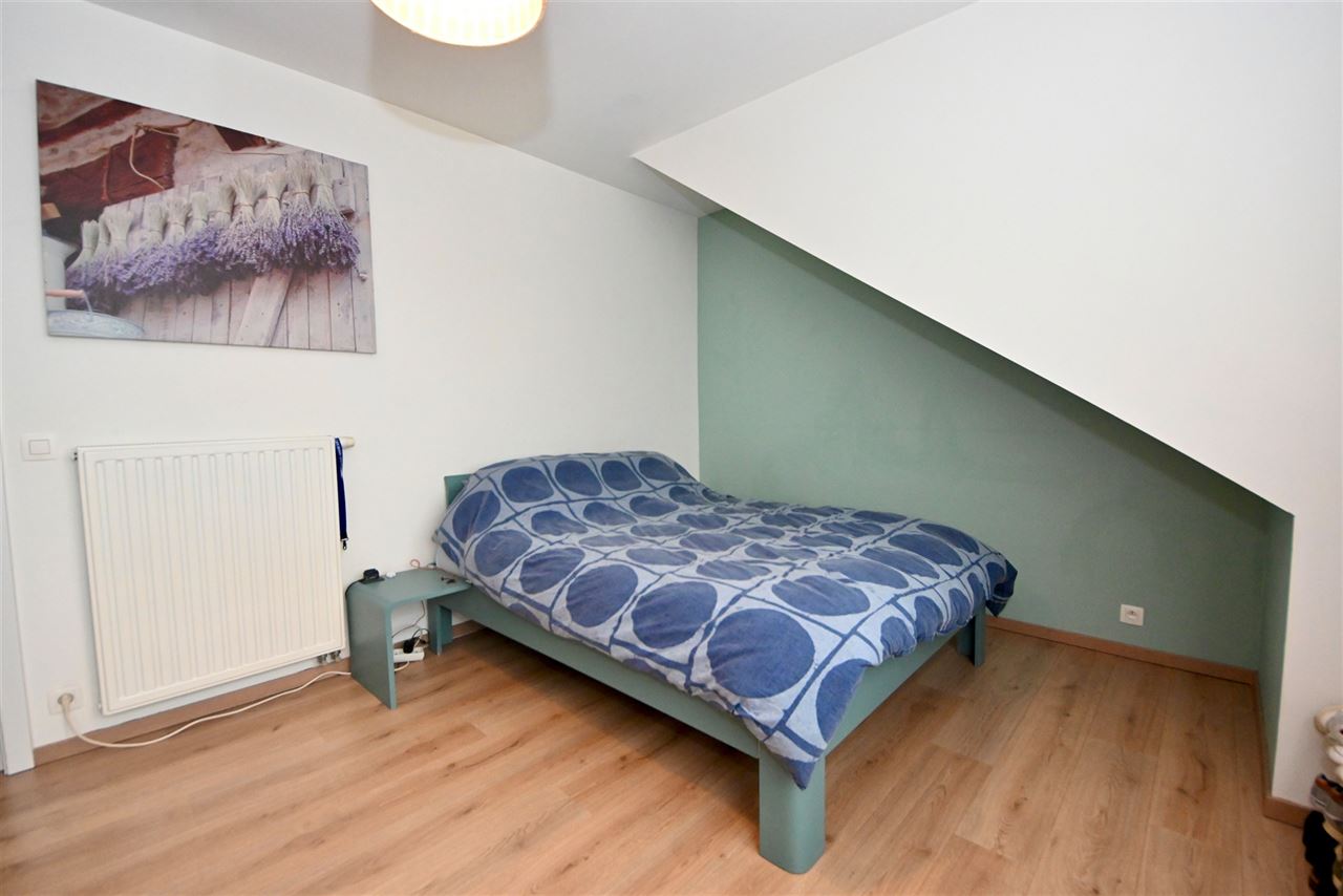 Duplex appartement met 2 slaapkamers, garage en terras.