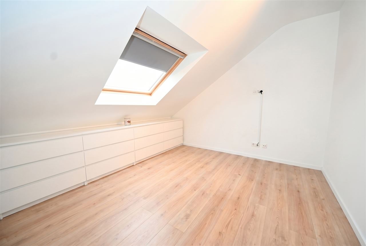Duplex appartement met 2 slaapkamers, garage en terras.