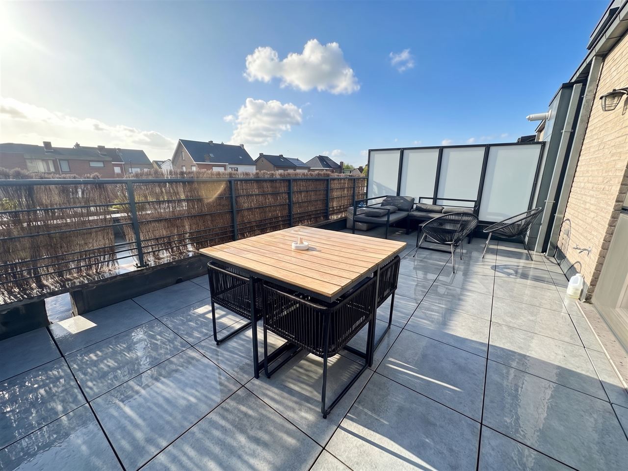 Duplex appartement met 2 slaapkamers, garage en terras.