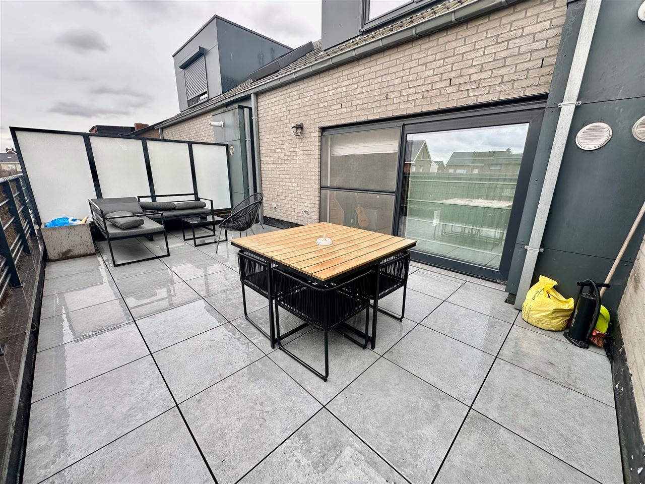 Duplex appartement met 2 slaapkamers, garage en terras.