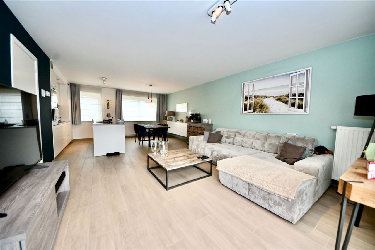 Duplex appartement met 2 slaapkamers, garage en terras.