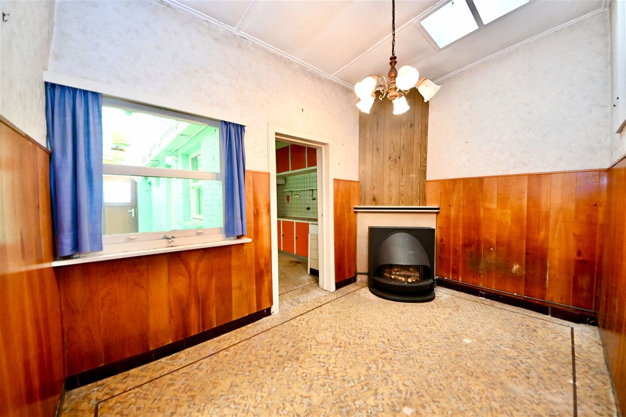 Te renoveren woning met 3 slaapkamers, tuin en garage.