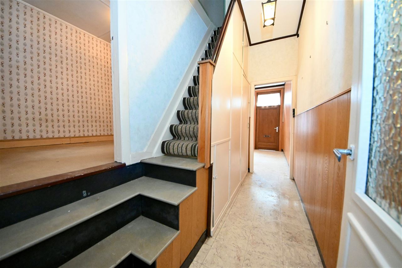 Te renoveren woning met 3 slaapkamers, tuin en garage.