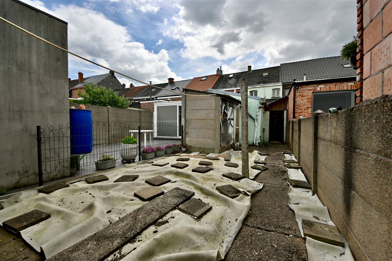 Te renoveren woning met 3 slaapkamers, tuin en garage.