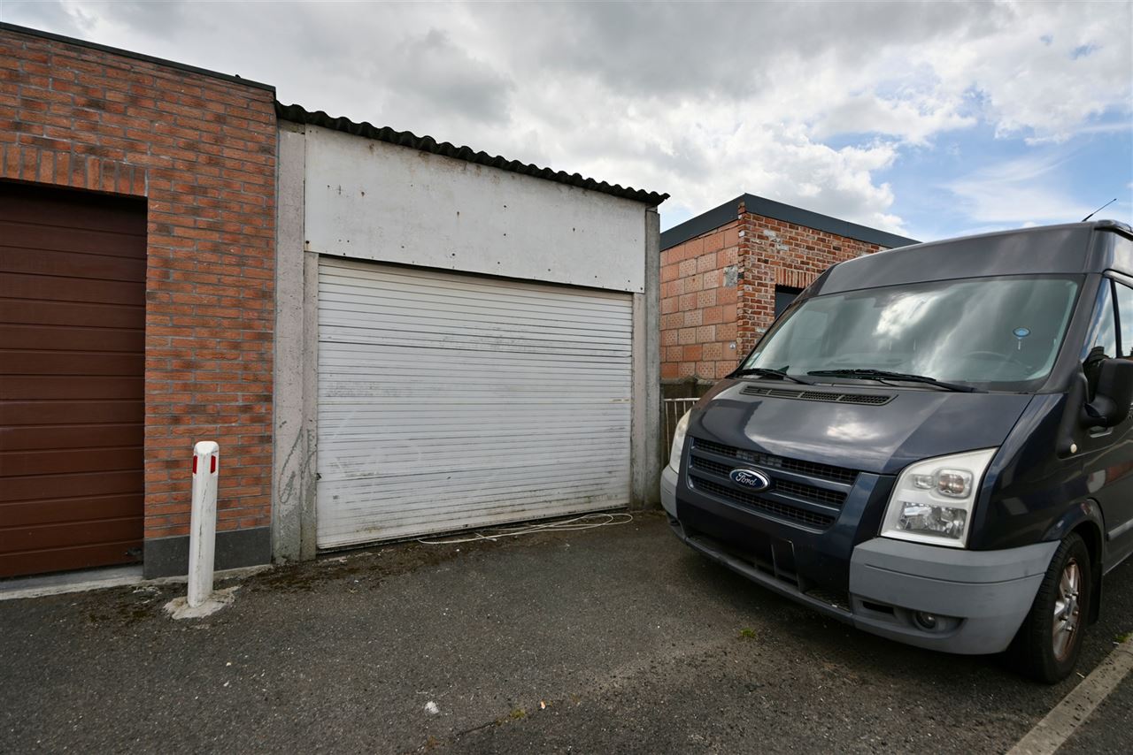 Te renoveren woning met 3 slaapkamers, tuin en garage.