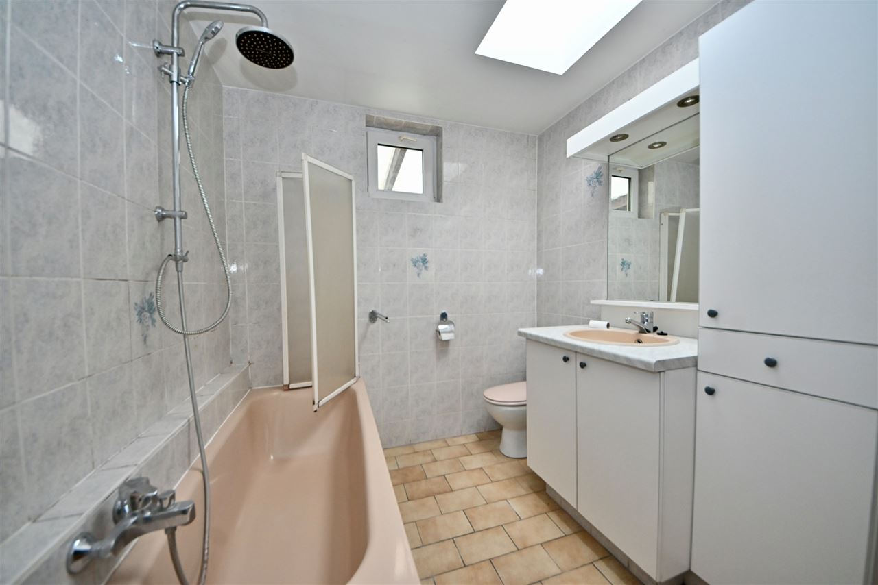 Rijwoning met 2 slaapkamers en tuin met achteruitweg.