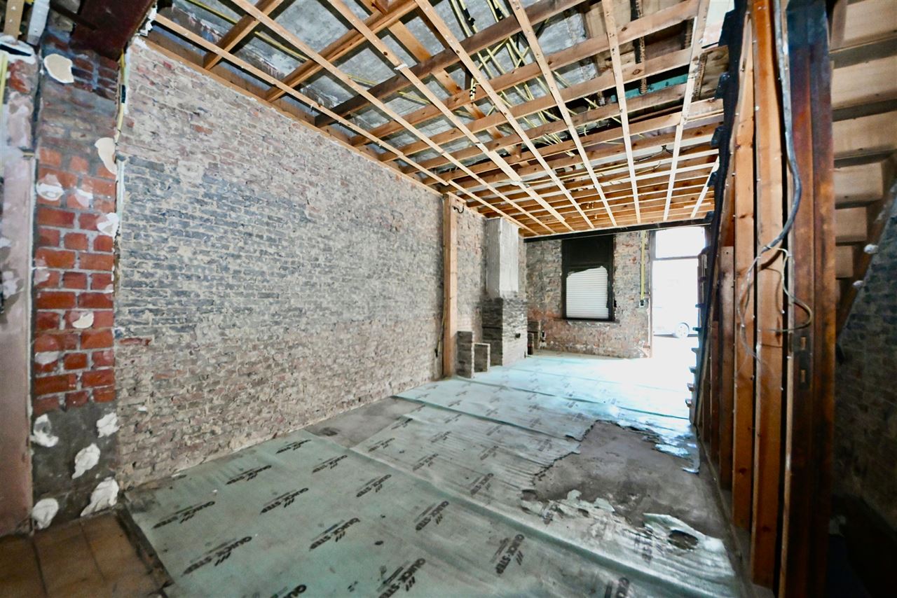 Rijwoning met 2 slaapkamers en tuin met achteruitweg.