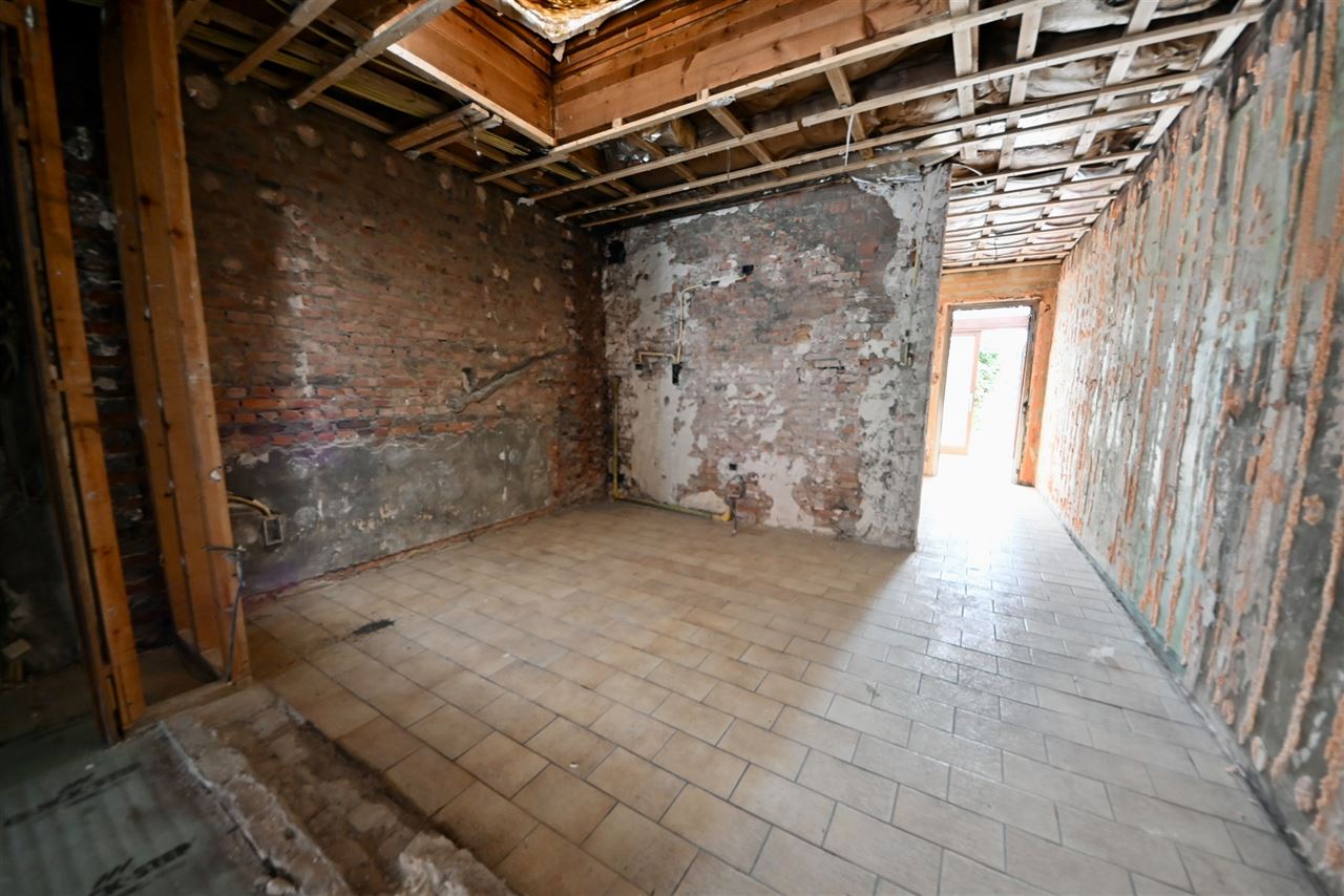Rijwoning met 2 slaapkamers en tuin met achteruitweg.