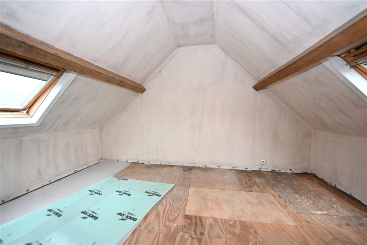Rijwoning met 2 slaapkamers en tuin met achteruitweg.