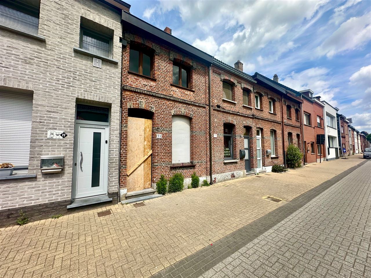 Rijwoning met 2 slaapkamers en tuin met achteruitweg.