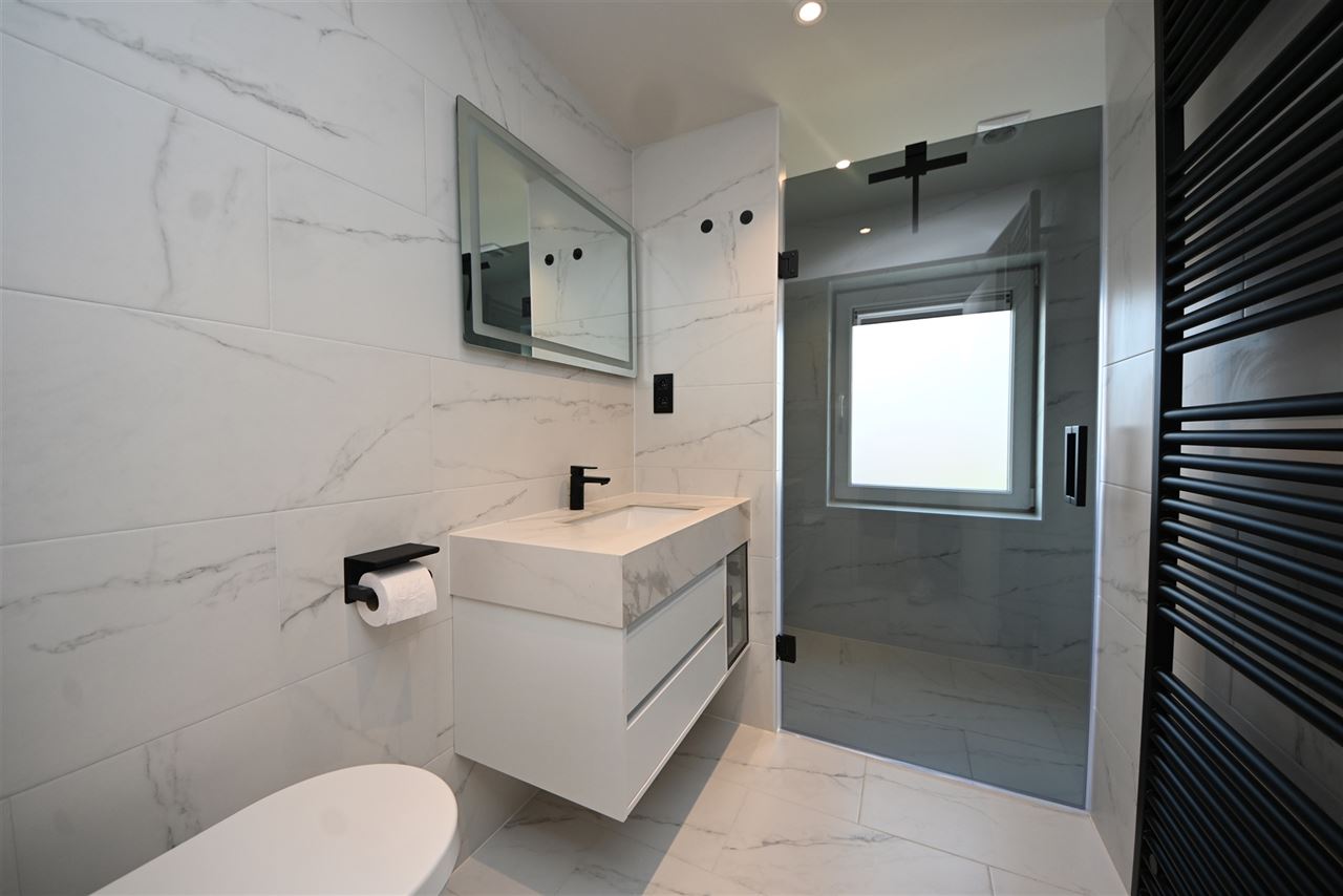 Gerenoveerd duplex appartement met 3 slaapkamers