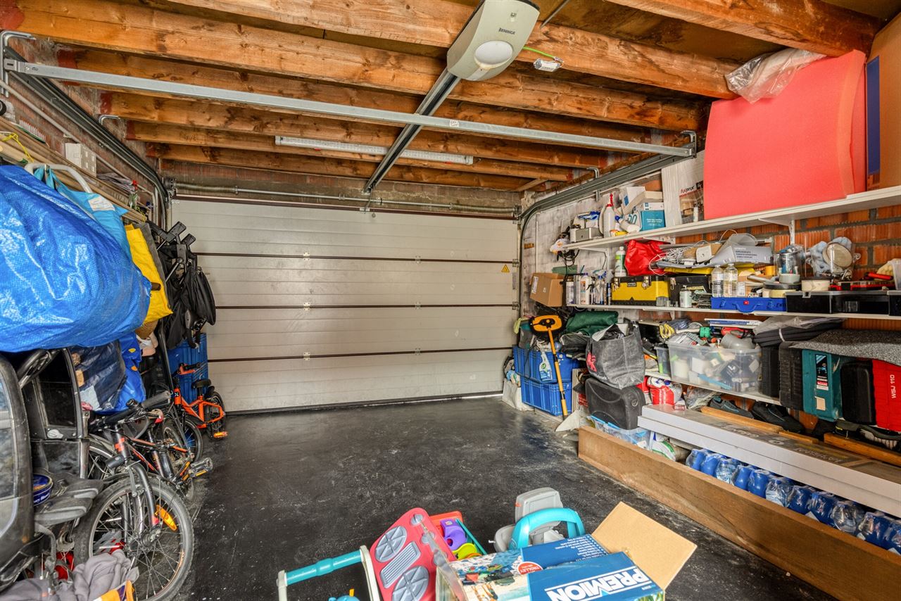 Woning met 2 (mogelijk 3) slaapkamers, tuin en garage.
